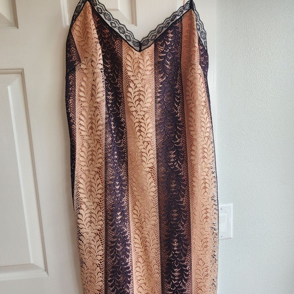 NWT LPA the label lace v neck midi dress - Picture 4 of 7